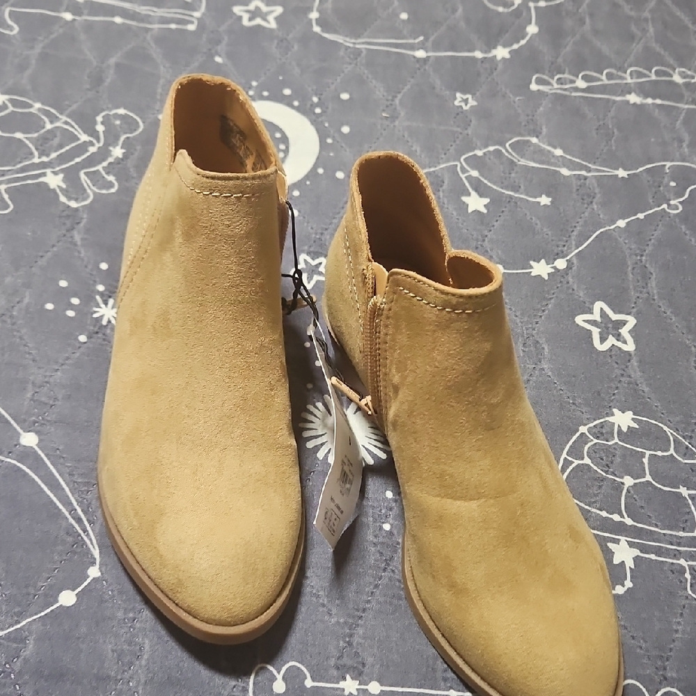 Chic Tan Suede Booties